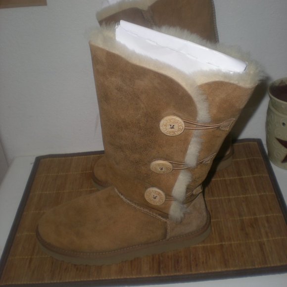 Ugg Bomber Boots | eBay UGG Brand Size 9  Boots  Button   Tan Leather  Distressed Bomber 3049